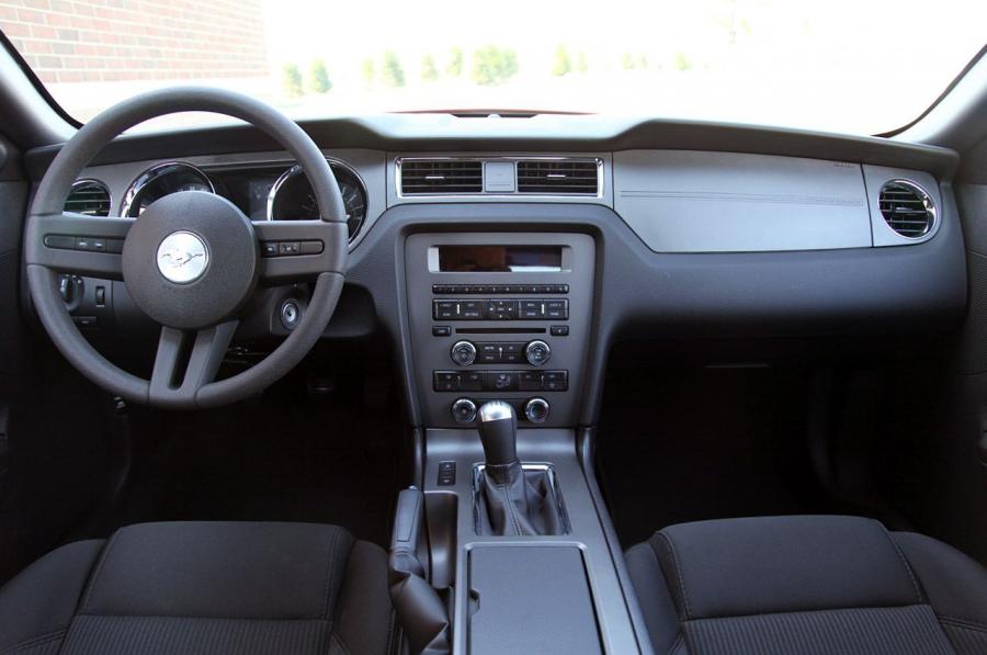  Ford Mustang V6 2012 года  (фото 26 из 133)